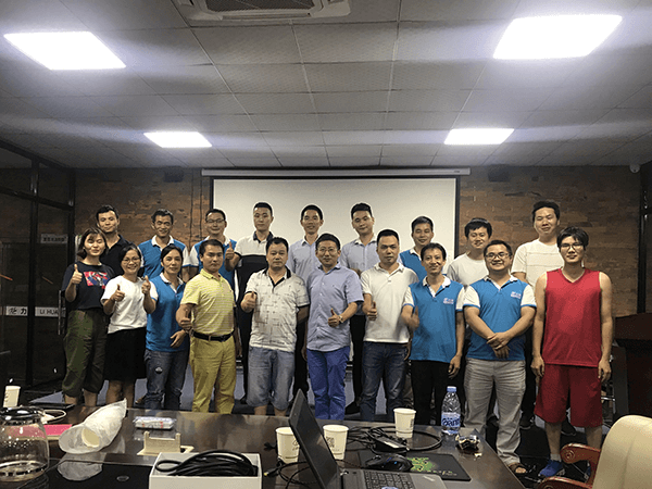 老板與銷售團隊留影